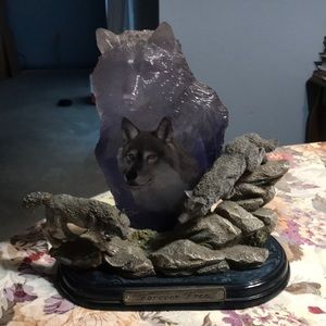 A wolf statue.